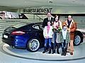 Achim Stejskal, Leiter Porsche-Museum (links) begrüßt den 500.000sten Besucher im Porsche-Museum: Familie Rosenberger aus Stuttgart.